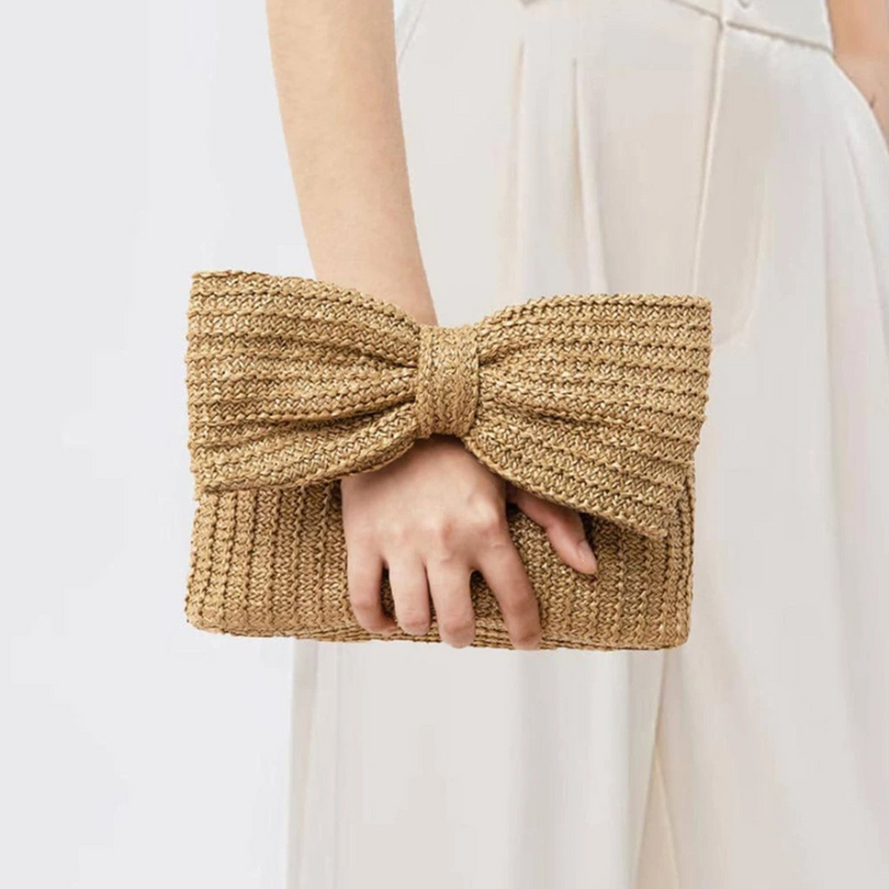 Clutch de Palha Trançada com Alça Laço